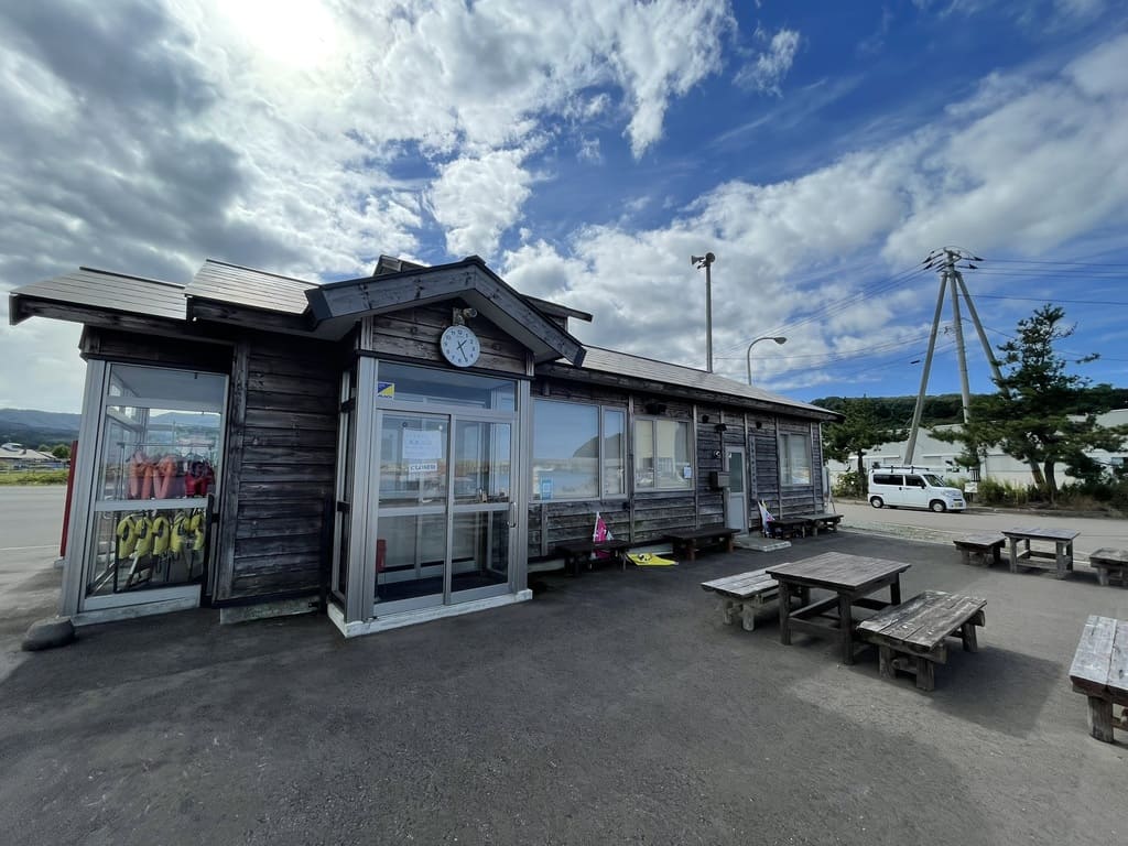 ニューしゃこたん号交流施設と屋外の休憩スペース