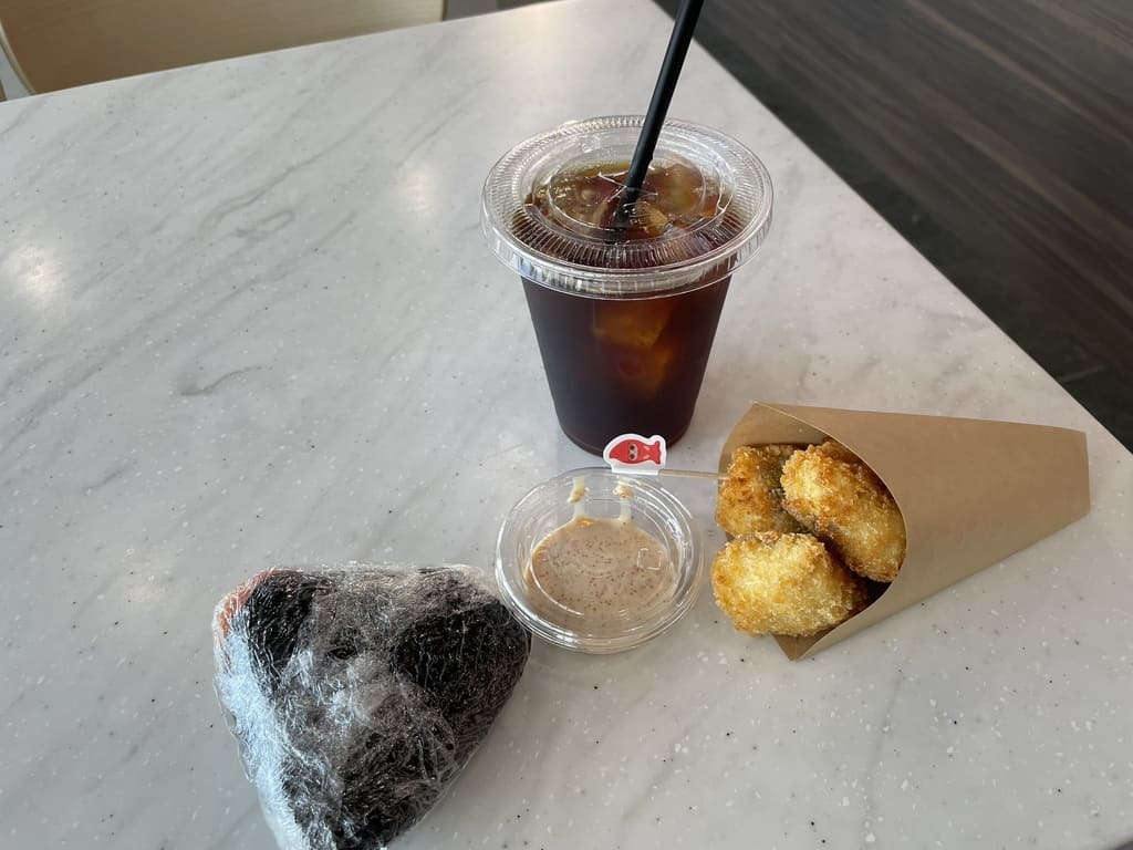 道の駅ふるびらたらこミュージアムで購入したおにぎりと揚げ物とアイスコーヒー
