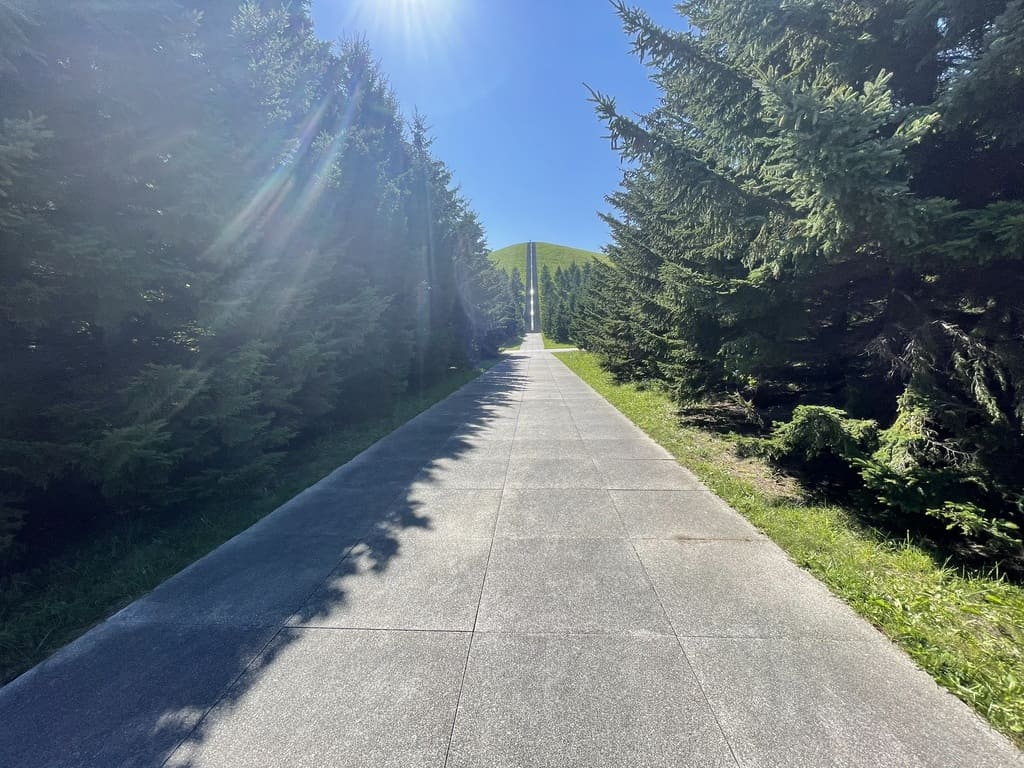 木々の間を通ってモエレ山へ向かう園路