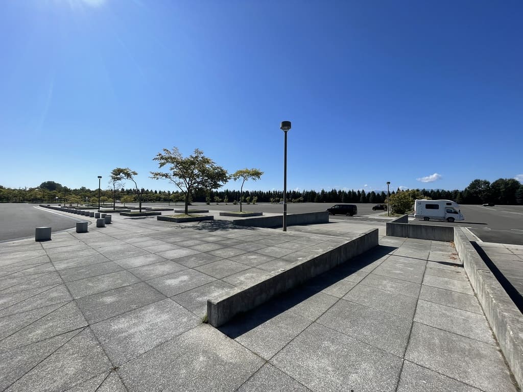 広い舗装スペースがあるモエレ沼公園の駐車場