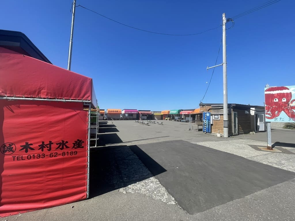 平日に撮影した厚田港朝市の会場全景