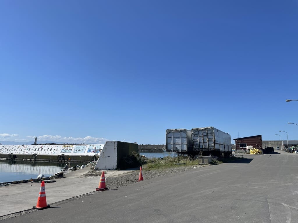 コンテナや作業設備が並ぶ厚田漁港内