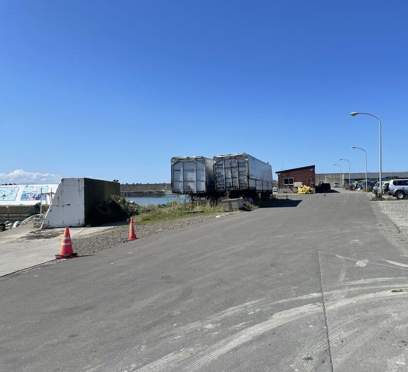 厚田港朝市周辺の厚田漁港内の道路と駐車スペース