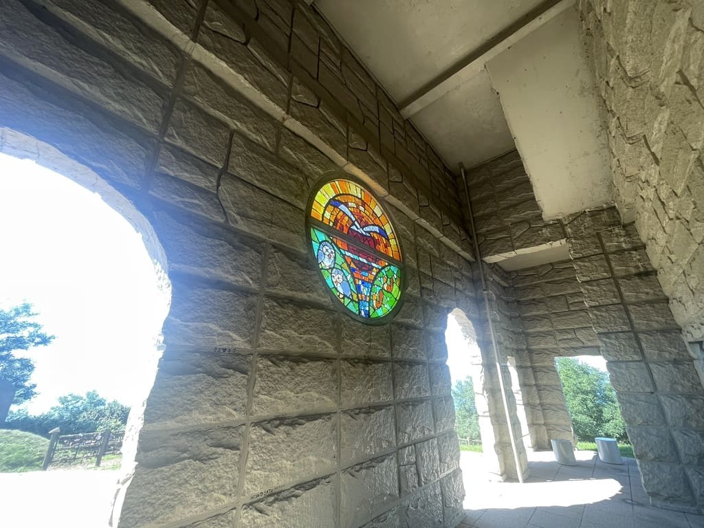 厚田展望台内部から見た円形のステンドグラス