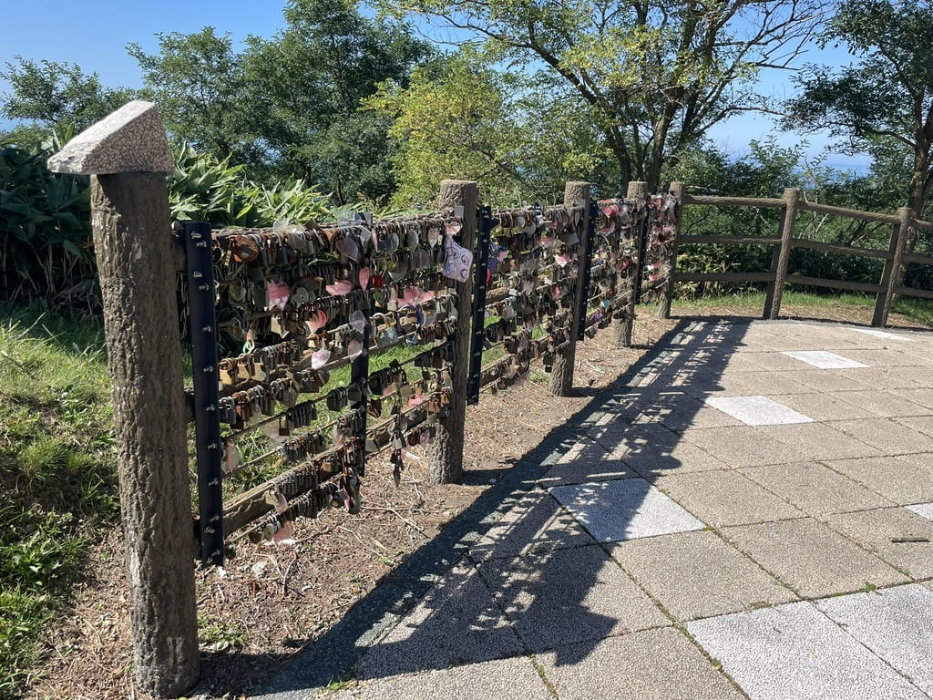 恋人の聖地厚田展望台に並ぶ南京錠のフェンス