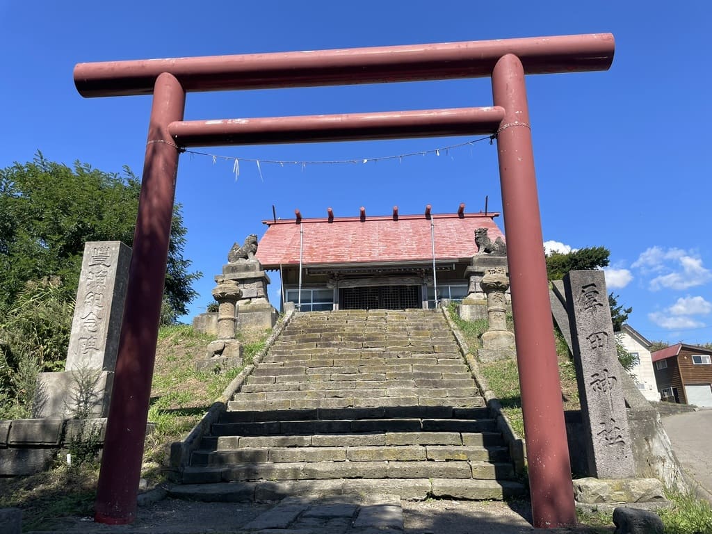 厚田神社の鳥居から社殿へ続く長い石段