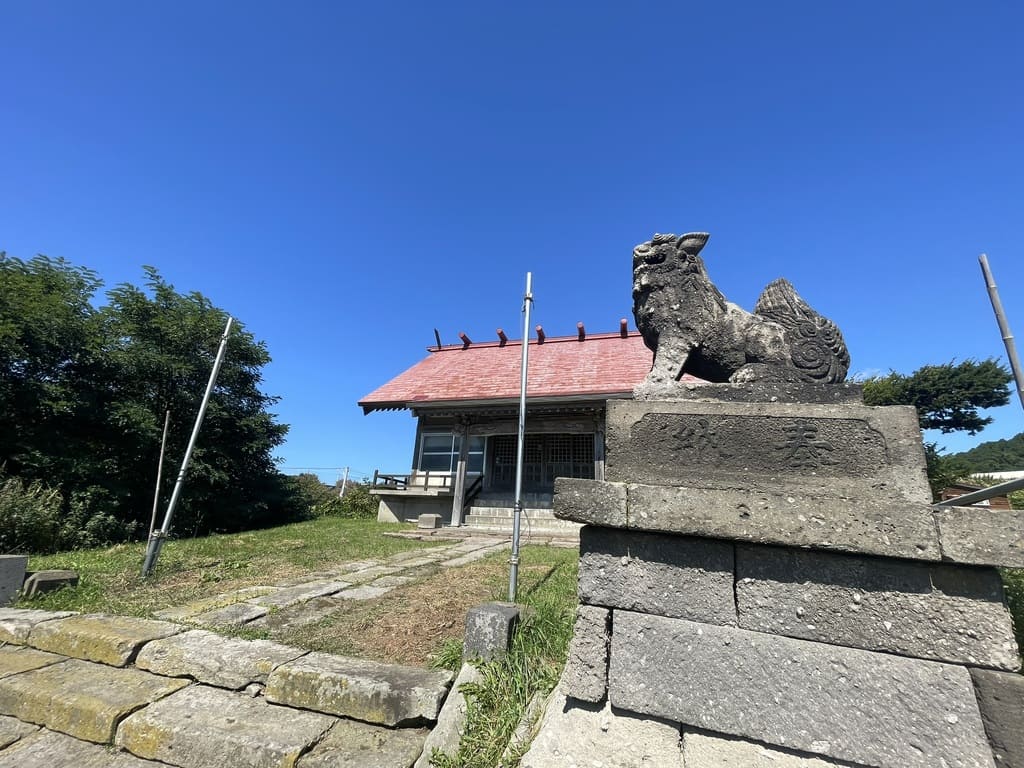 厚田神社の石造りの狛犬と社殿