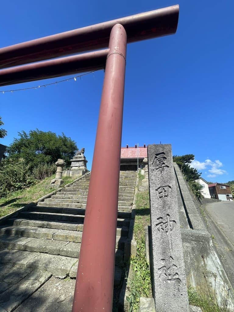 厚田神社の鳥居、社号標、石段、社殿を望む参道