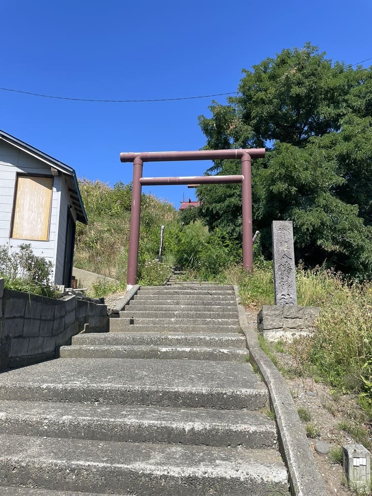 石狩市厚田古潭の厚田八幡神社入口にある鳥居と長い石段