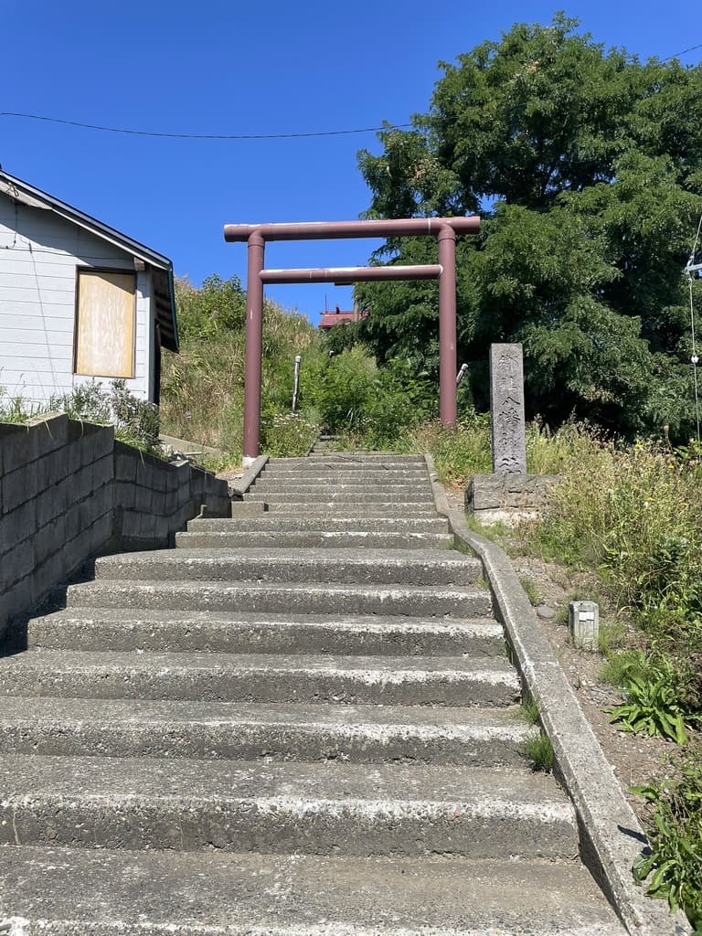 厚田八幡神社の鳥居へ続く長い石段