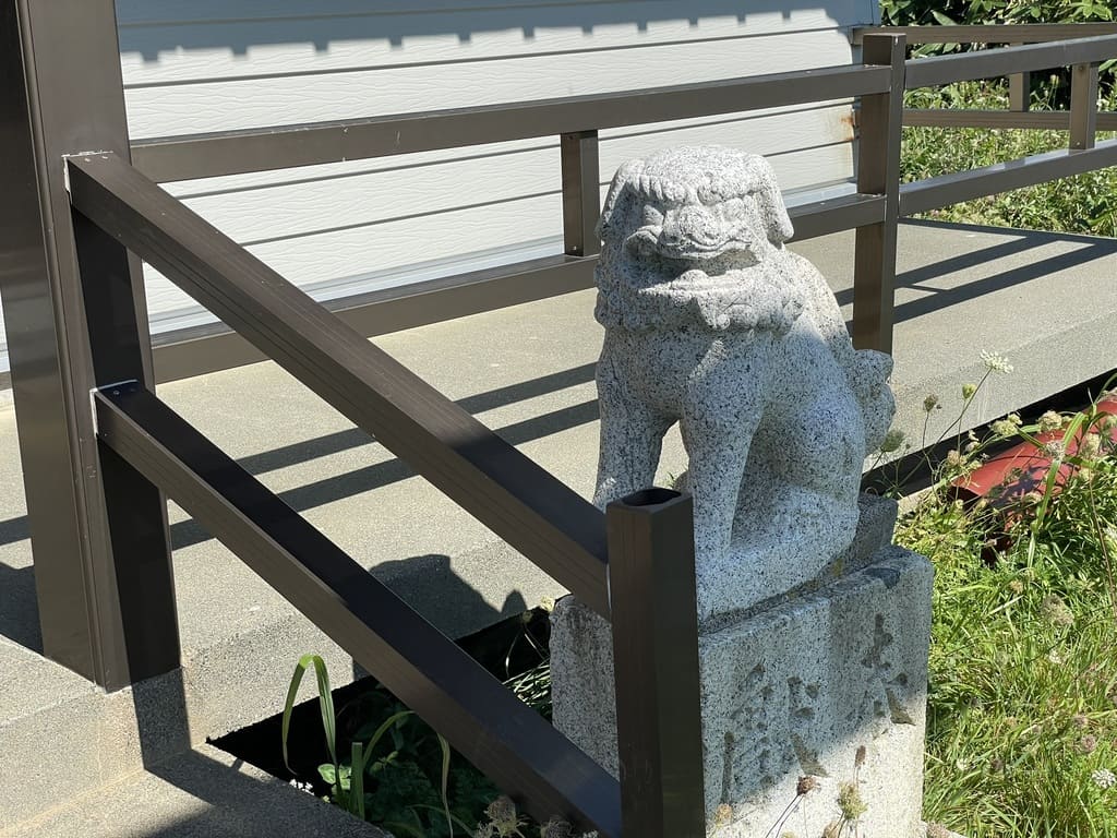 厚田八幡神社の社殿脇にある狛犬