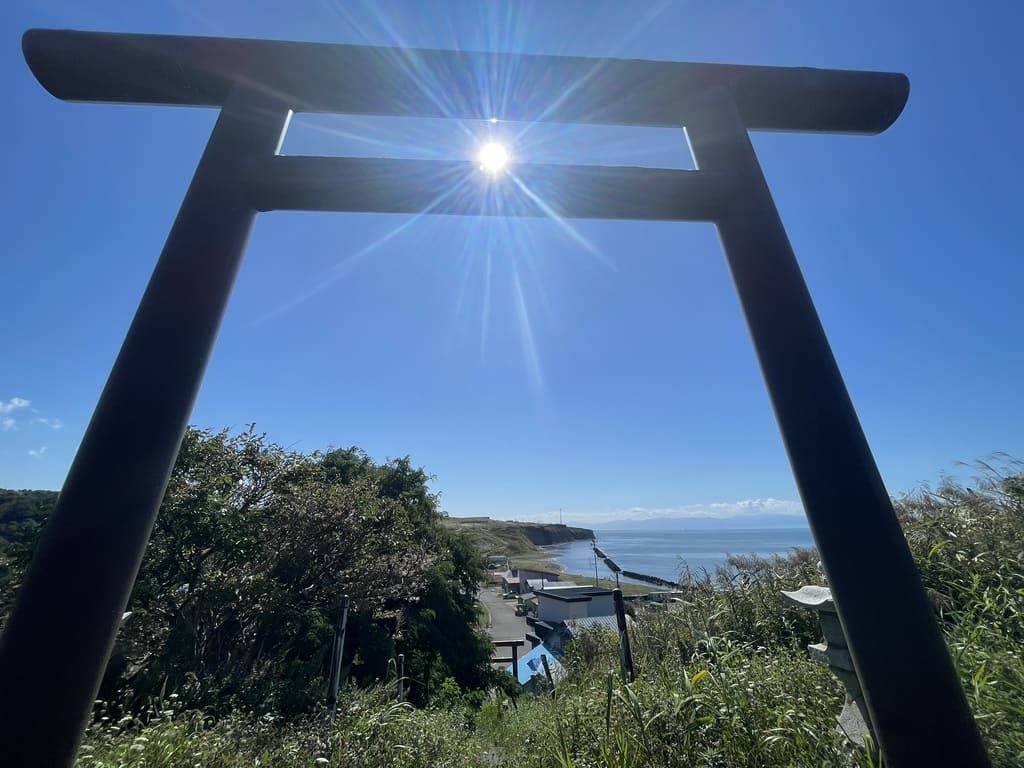 厚田八幡神社の鳥居越しに見える石狩湾の海