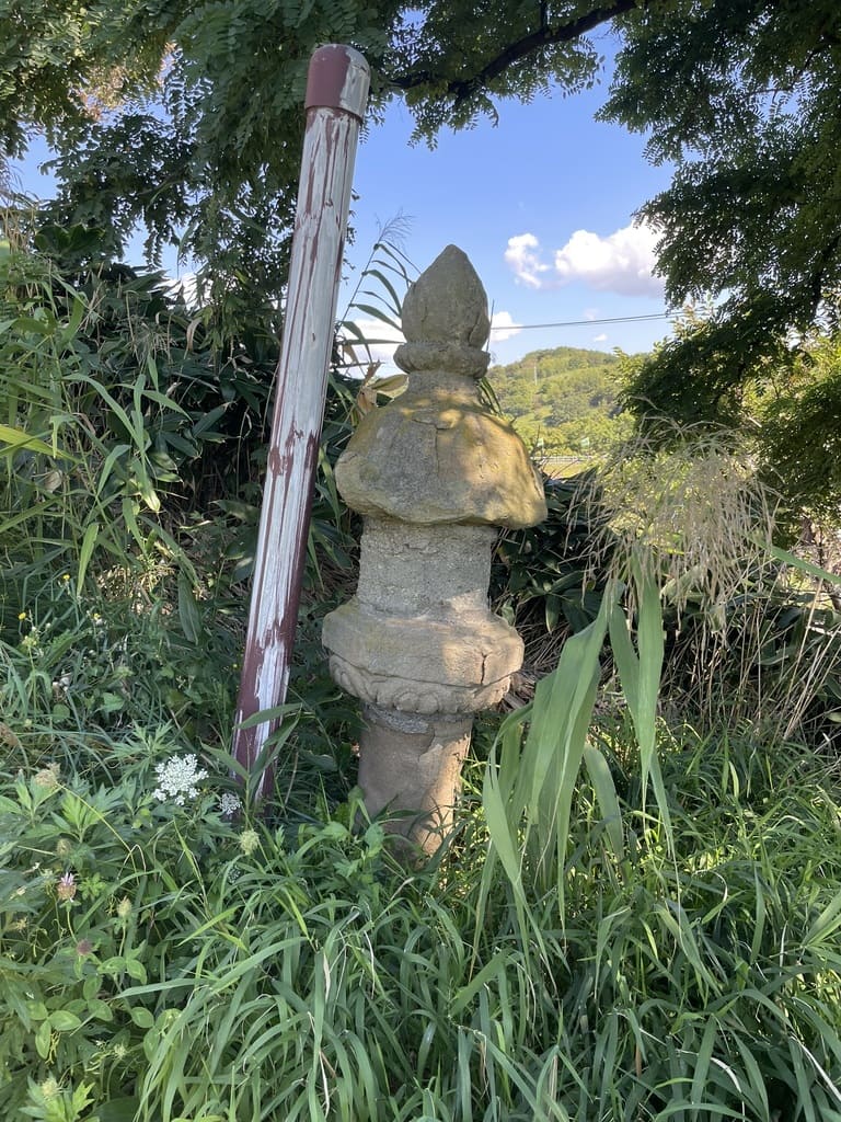 厚田八幡神社の参道周辺に残る古い石造物