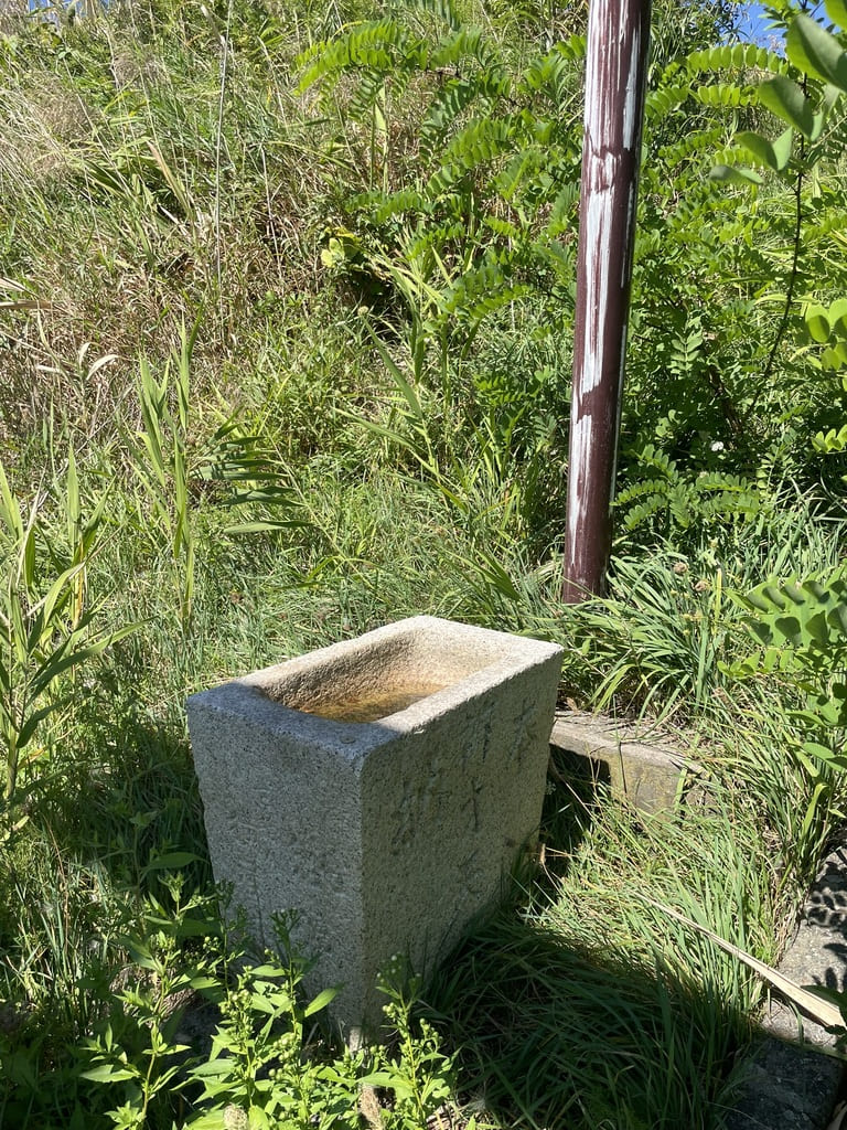 厚田八幡神社の参道脇にある石製の水鉢状構造物