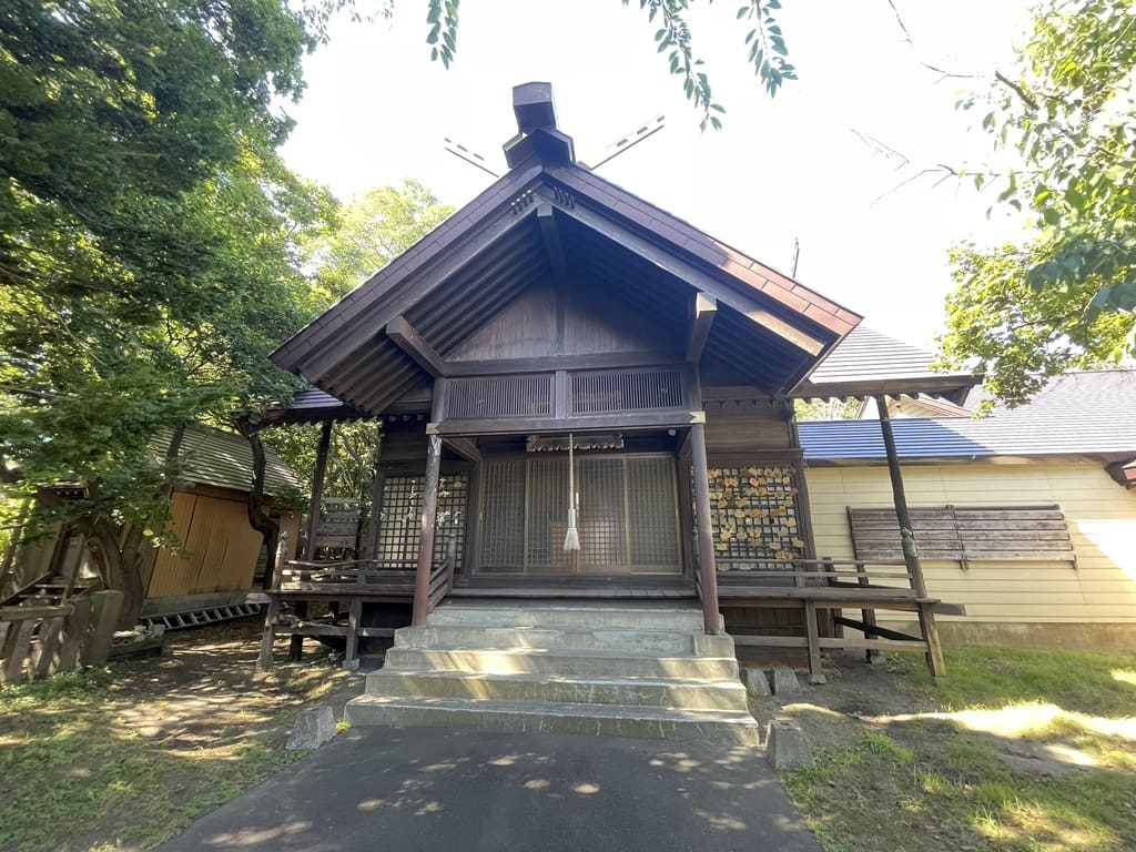 木々に囲まれて建つ石狩八幡神社の拝殿