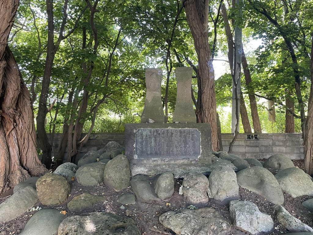 石狩八幡神社境内に残る歴史的な石碑の近景