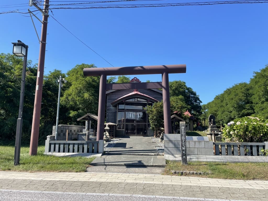 道路側から見た石狩弁天社の鳥居と参道