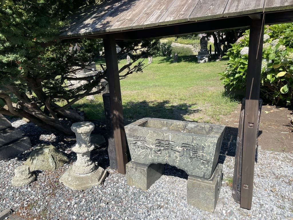 石狩弁天社境内にある屋根付きの石造手水鉢