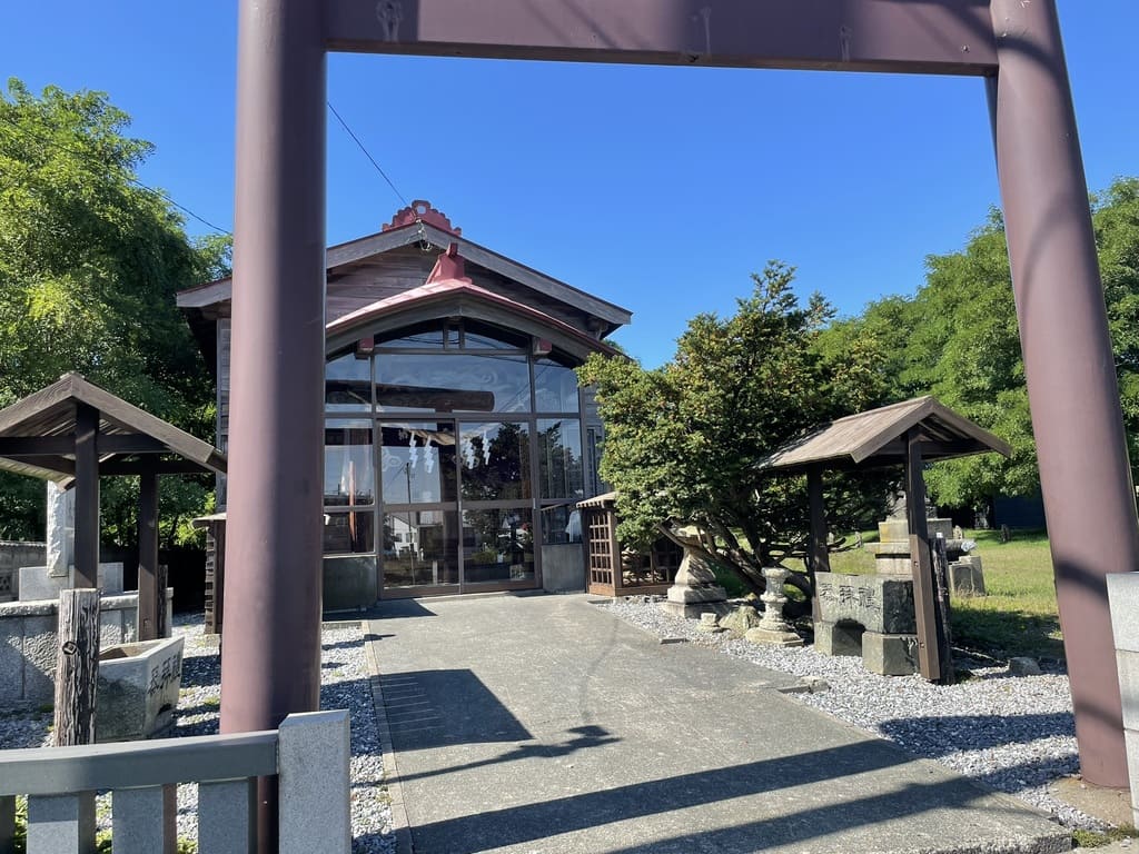 石狩弁天社の鳥居越しに見える社殿