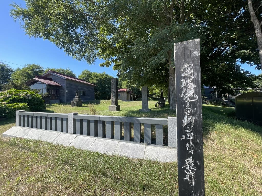 太郎代天曝観音と西国三十三箇所霊場の境内風景