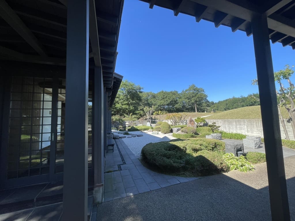 楽山居から見える弁天歴史公園の和風庭園