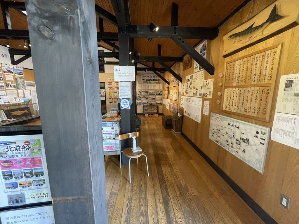運上屋棟に展示されている石狩と鮭の歴史資料