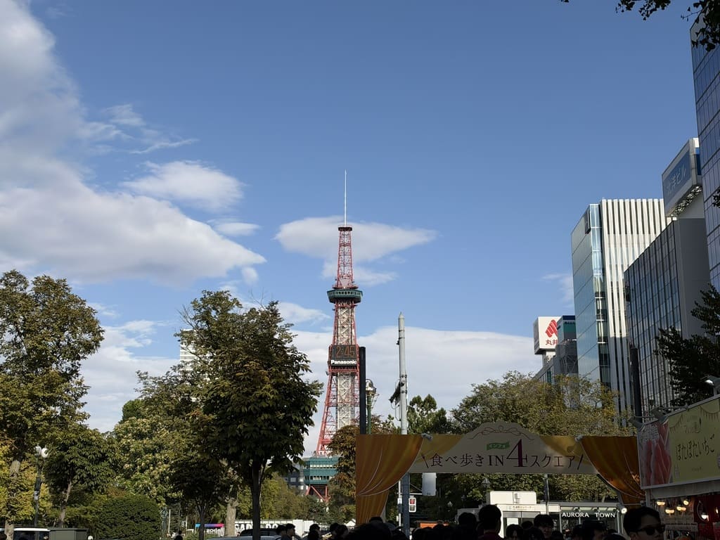 さっぽろオータムフェスト2026 4丁目会場から見た札幌テレビ塔