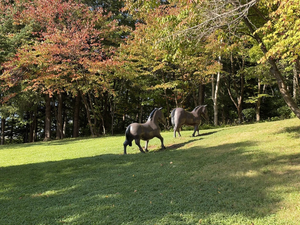 岩見沢SAの芝生に並ぶ馬のオブジェ