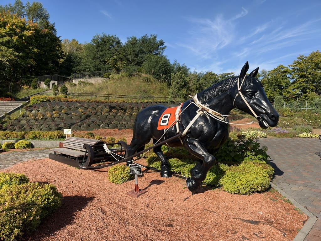 岩見沢SAに設置されたばんえい競馬の名馬キンタロー像
