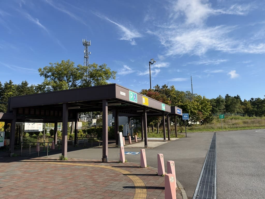 岩見沢SAの屋根付き障がい者等用駐車スペース