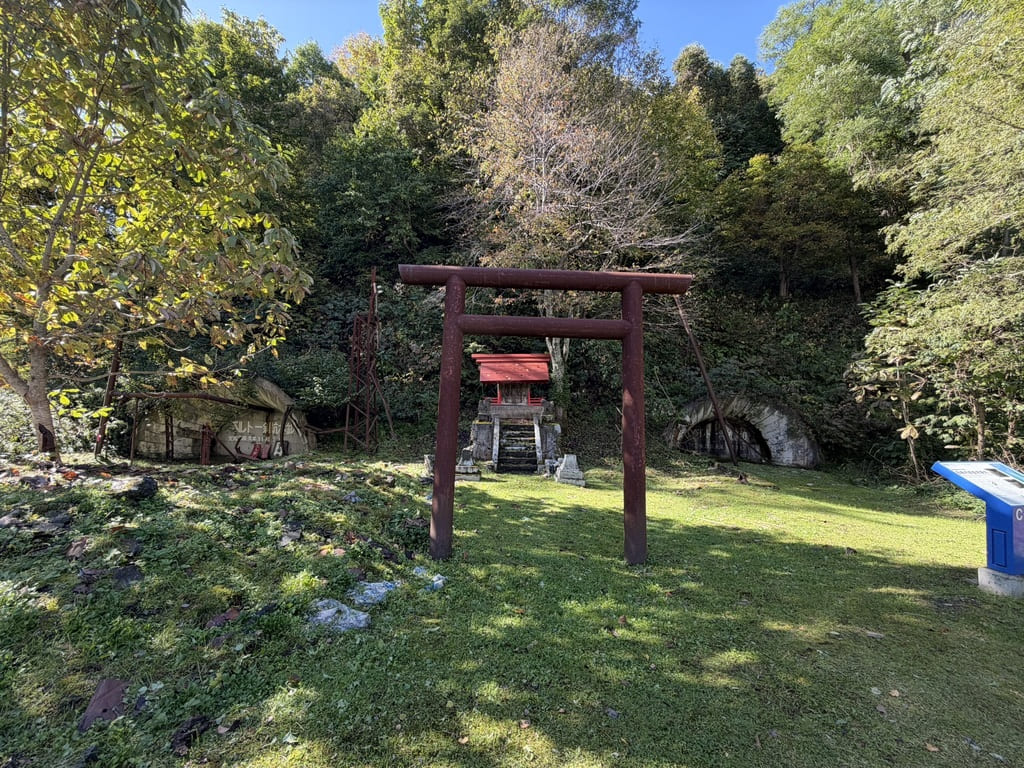 旧幌内炭鉱常磐坑の鳥居と坑口神社、左右に残る2つの坑口の全景