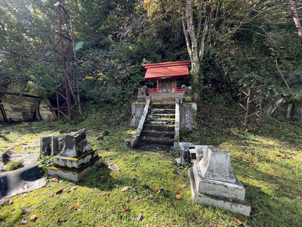 旧幌内炭鉱常磐坑の2つの坑口の間に残る坑口神社の社殿と石段