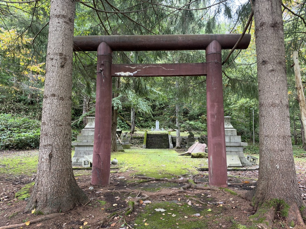 三笠市幌内神社本殿跡に残る鳥居と石段、その奥に建つ奉鎮幌内神社の石碑