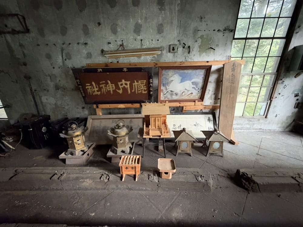 旧幌内炭鉱変電所の内部に残されていた幌内神社の扁額や絵馬、神社関連の品々