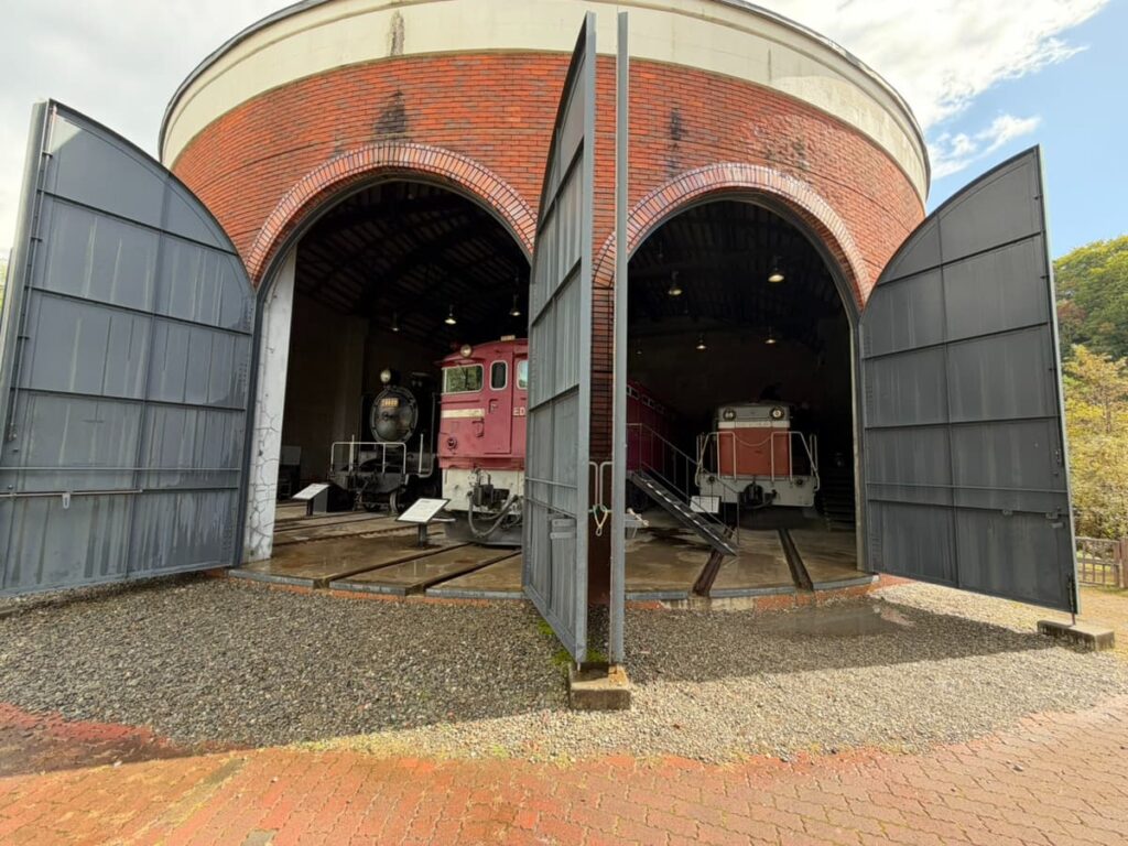 三笠鉄道記念館の機関庫に展示されるSLと鉄道車両