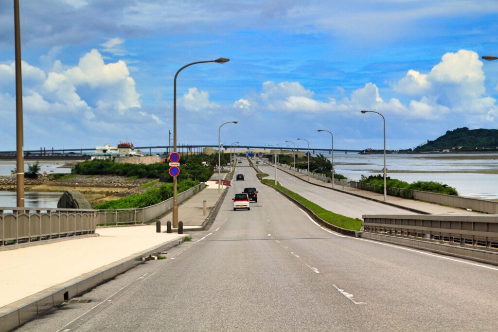 海中道路と車