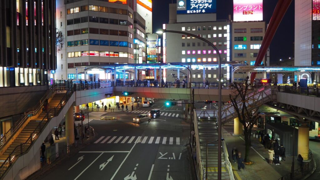夜の立川駅北口の繁華街とにぎわう人々