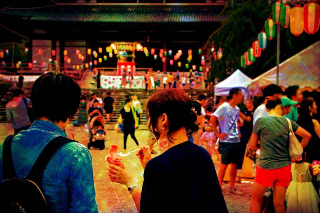 混雑する祭り会場を歩く観光客
