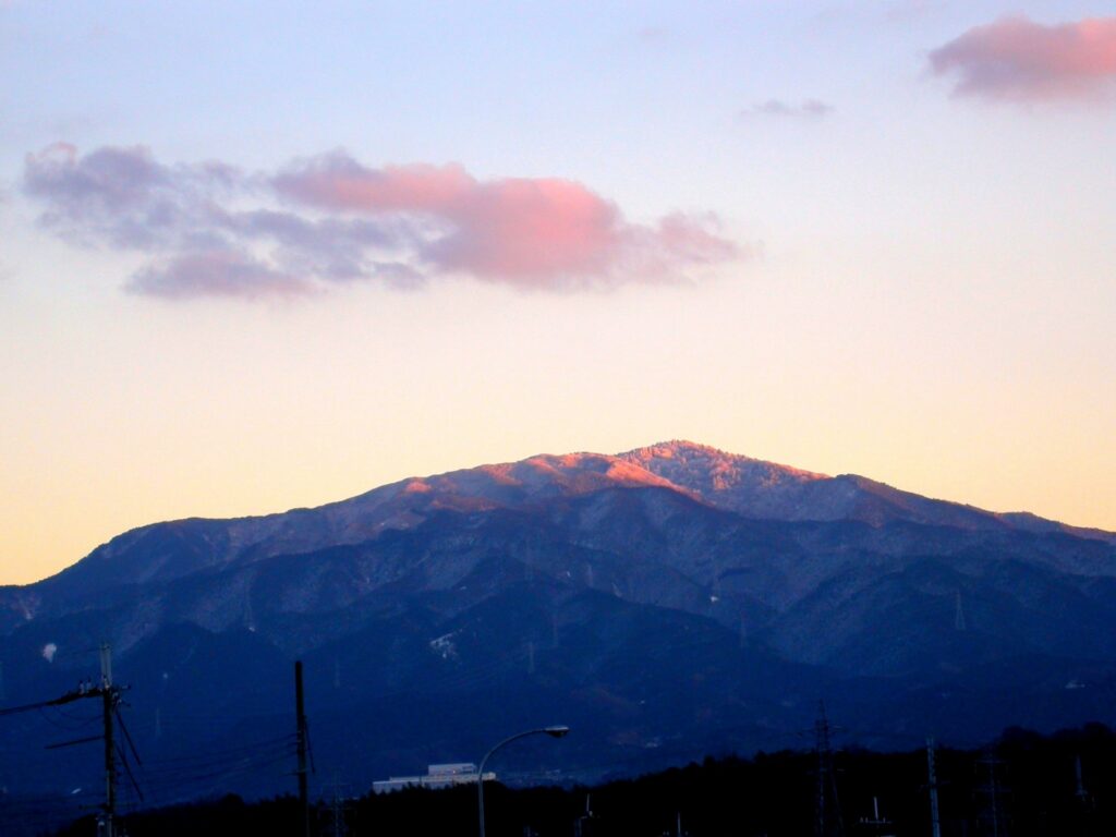 河内長野市の夕暮れに染まる金剛山