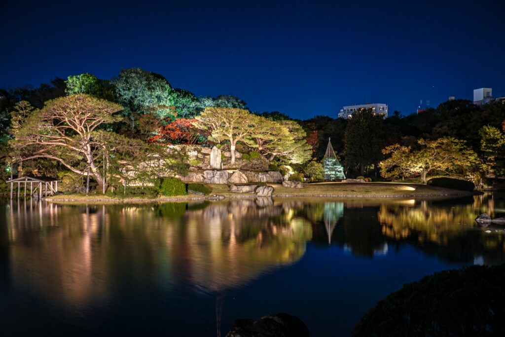 文京区の六義園の紅葉と池