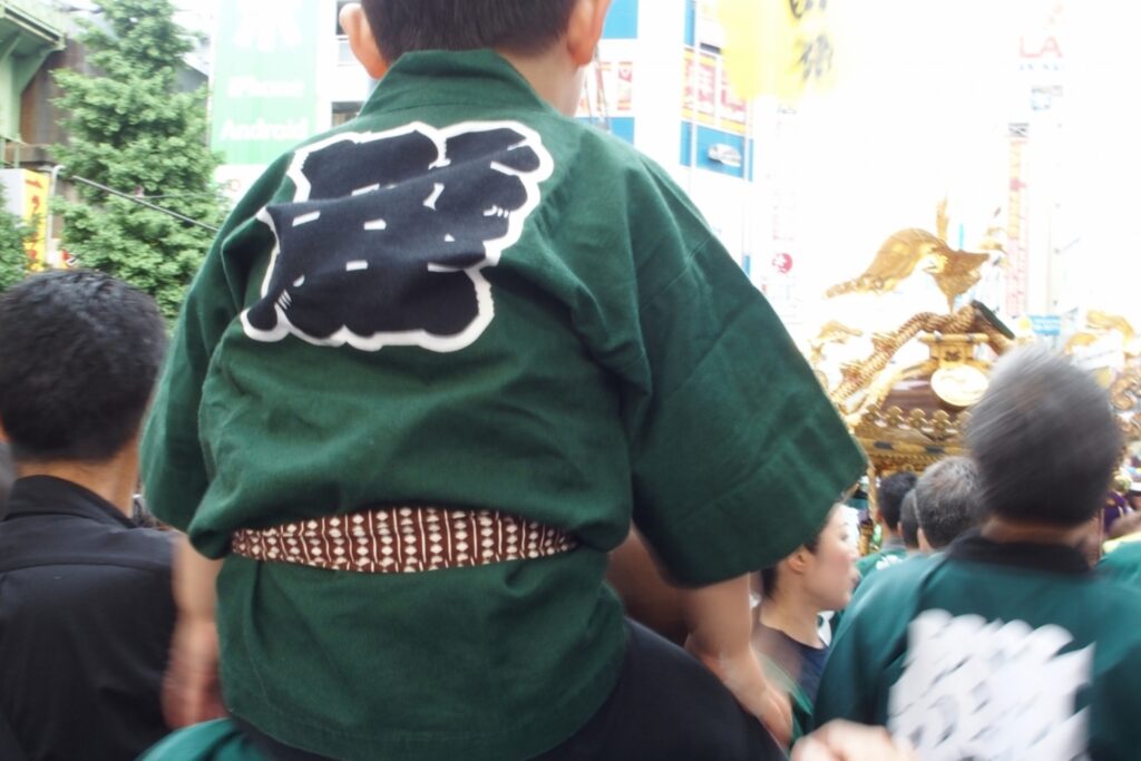 広島県広島市安佐北区の祭りに参加する人