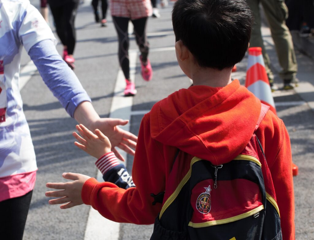 広島県広島市中区の沿道でマラソンの応援をする子ども