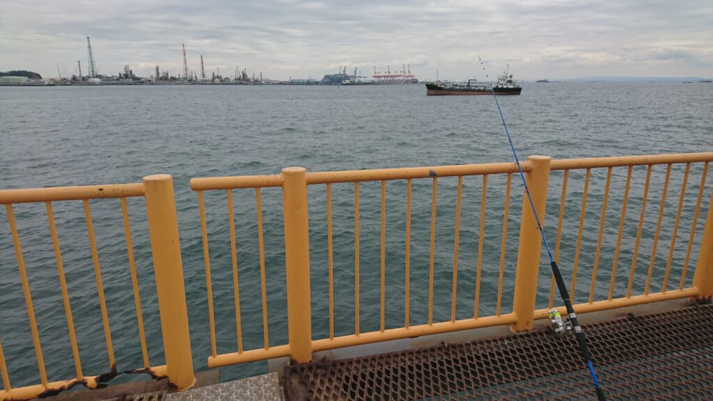 神奈川県横浜市の磯子海づり施設と釣り風景