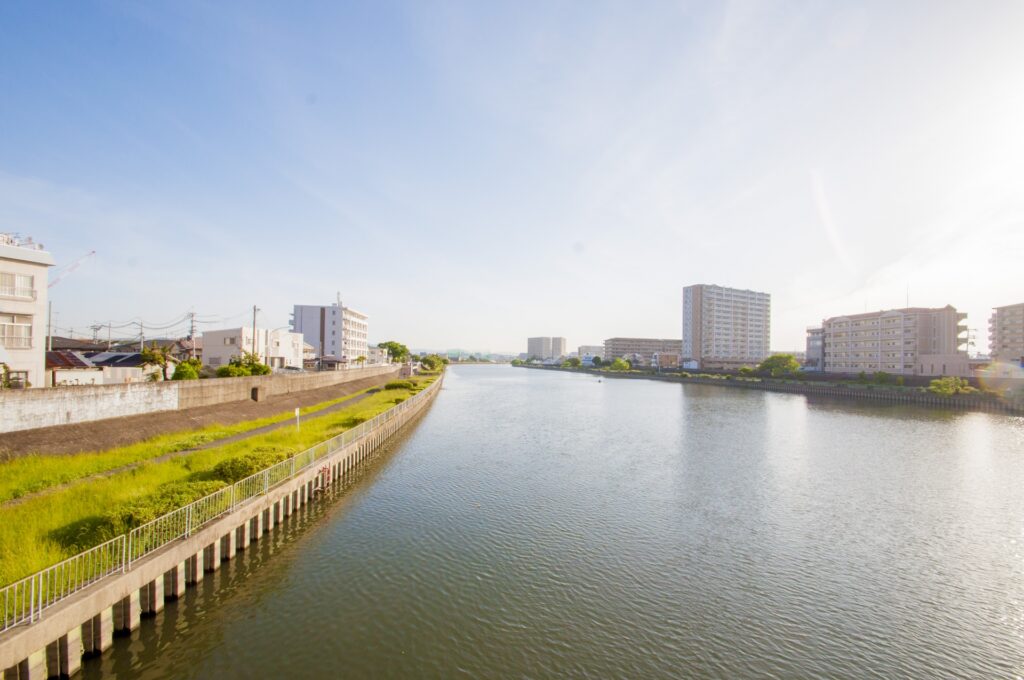 大阪市東淀川区の神崎川沿いの街並み