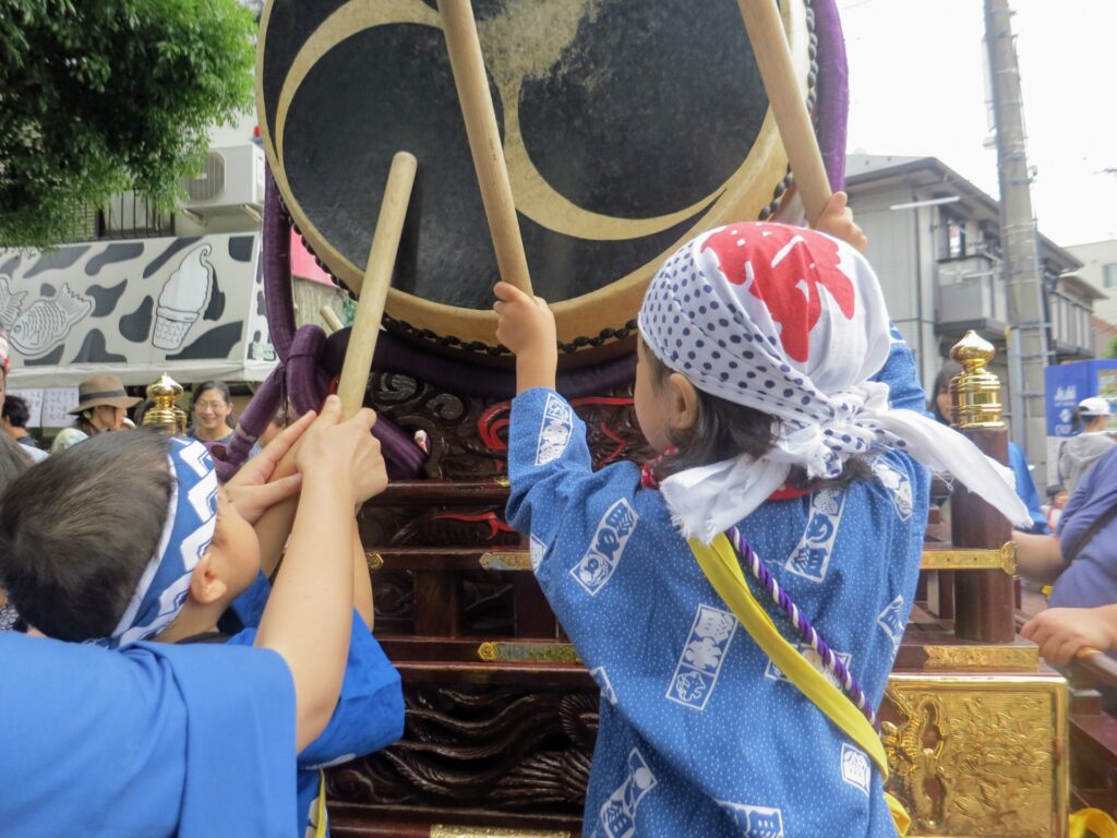 子どもたちが太鼓を練習している写真