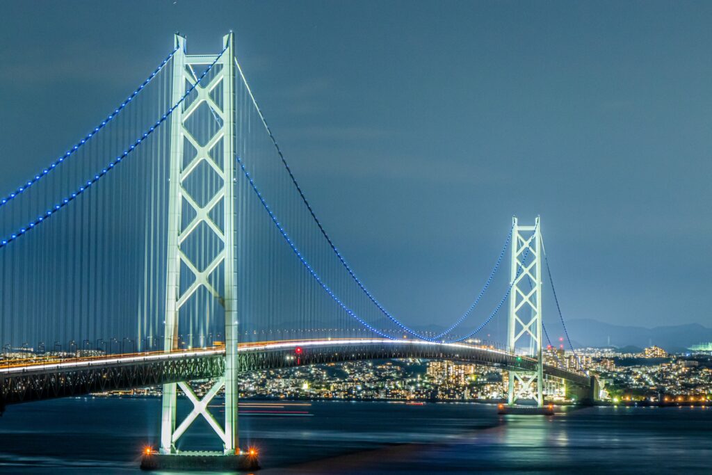 神戸市垂水区のライトアップされた明石海峡大橋 神戸市垂水区のライトアップされた明石海峡大橋