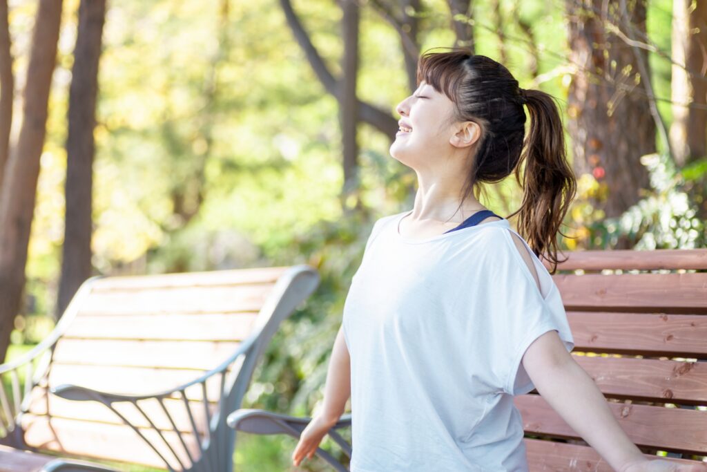 観光客がベンチで休憩している様子