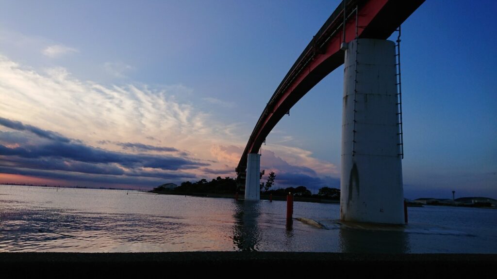 千葉県木更津市の中の島大橋と夕景