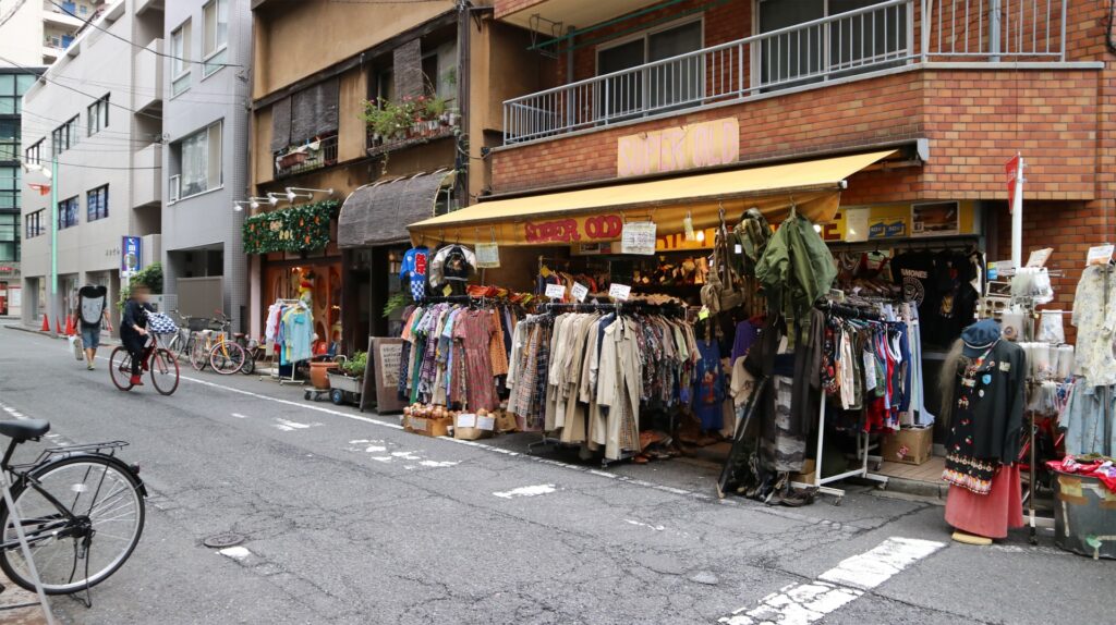 杉並区の高円寺の古着店が並ぶ商店街