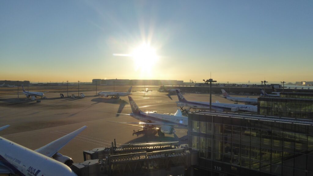 大田区の羽田空港の滑走路と飛行機
